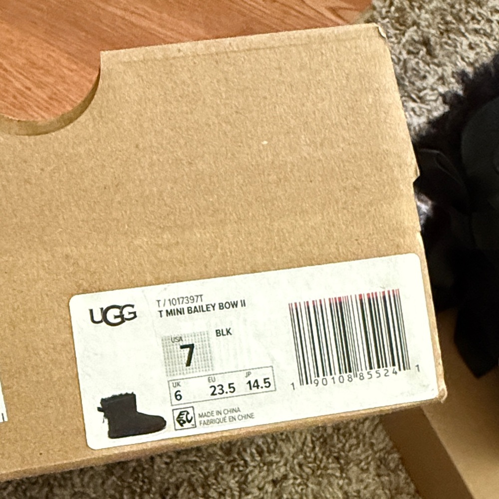 Rarely Worn Kid’s UGG Boots 🤍 - Picture 6 of 9